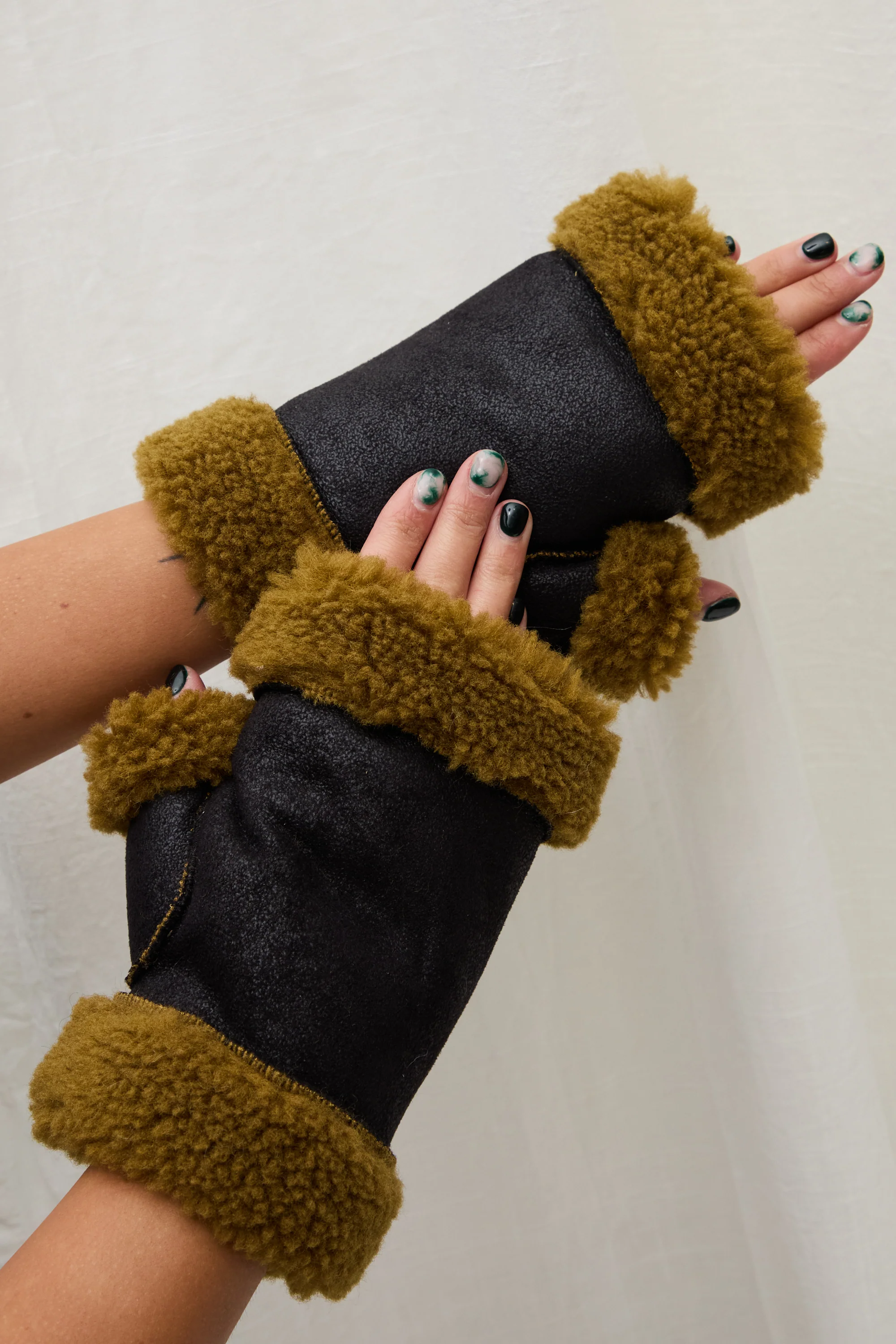 Sandy Shearling Gloves | Black & Avocado